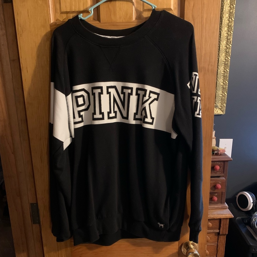 VS PINK black crewneck sweatshirt with Pockets! Size medium.